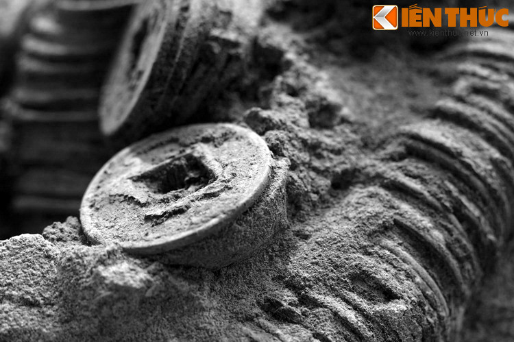 Một chi tiết ít người để ý là quanh lỗ vuông và vành tròn của đồng xu xưa luôn có đường viền nổi ở cả hai mặt. Điều này là để các chữ trên bề mặt đồng tiền bớt bị bào mòn theo thời gian, cũng như tránh việc đồng tiền bị dũa để ăn bớt vật liệu đồng.