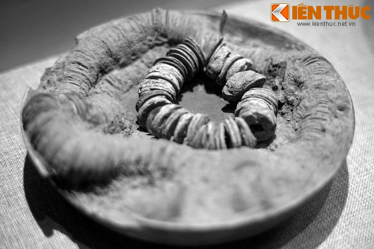 Đến thời hiện đại, dù tiền âm dương không còn được lưu hành trong hệ thống tiền tệ, nó vẫn được sản xuất ở nhiều nơi để phục vụ cho mục đích tâm linh hoặc để làm đồ lưu niệm, đồ trang trí nội thất... Và hình dáng vẫn dựa trên những đồng xu có từ hàng nghìn năm trước.