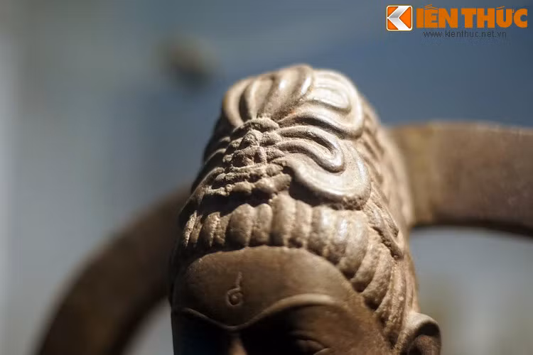 Đầu tượng có búi tóc, mặt trước búi tóc có khắc hình tượng Phật A Di Đà ngồi, hình ảnh đặc trưng để nhận biết đây là tượng Avalokitesvara - Bồ tát Quan Thế Âm.