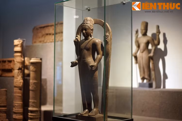 Hiện vật được làm từ chất liệu đá sa thạch, có chiều cao 90cm, ngang 42cm, trọng lượng 80 kg, tình trạng còn khá nguyên vẹn, thể hiện Bồ tát Quan Thế Âm ở tư thế đứng, được đỡ bằng bệ có vòng cung phía sau.