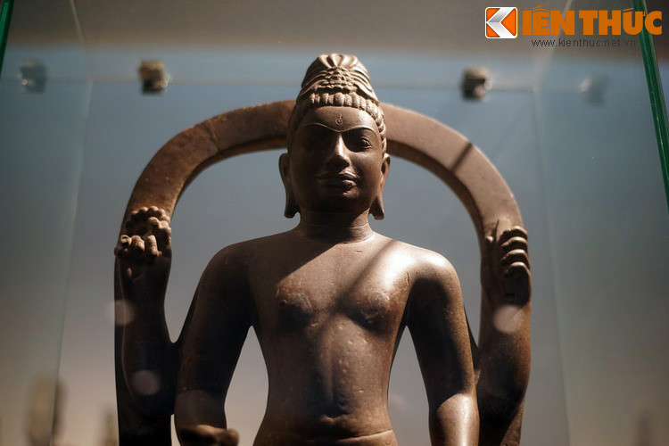 Tượng có bốn tay, hai tay sau đưa lên ngang vai cầm tràng hạt (aksamala) và nụ sen (padma), những biểu tượng nổi tiếng của Phật giáo.