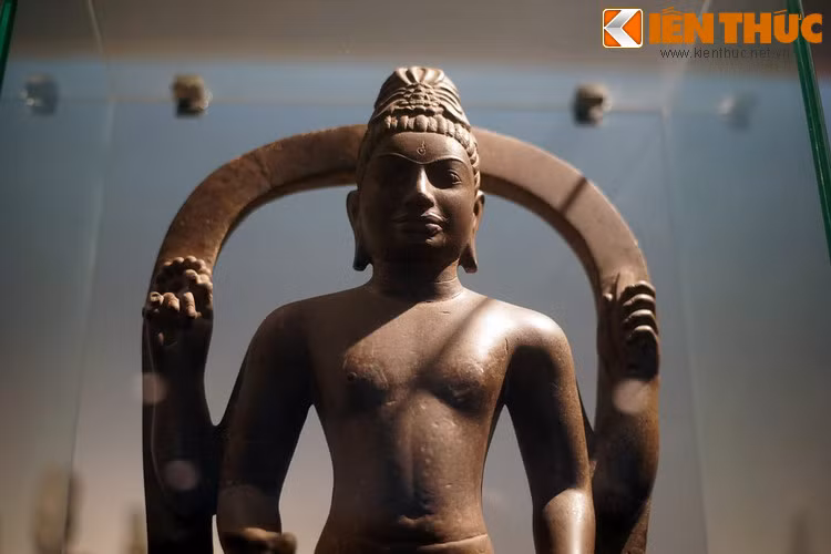 Tượng có bốn tay, hai tay sau đưa lên ngang vai cầm tràng hạt (aksamala) và nụ sen (padma), những biểu tượng nổi tiếng của Phật giáo.