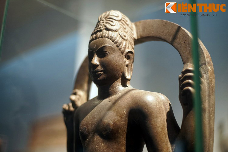 Khuôn mặt Bồ tát đầy đặn và nam tính với môi dày, lông mày dài và cong nối vào nhau ở đỉnh mũi, dái tai dài.