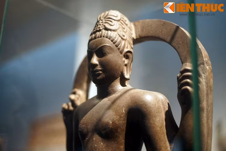 Khuôn mặt Bồ tát đầy đặn và nam tính với môi dày, lông mày dài và cong nối vào nhau ở đỉnh mũi, dái tai dài.