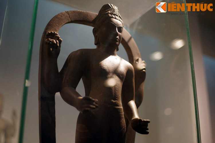 Trái với hình dung đậm chất nữ tính về Bồ tát Quan Thế Âm của người đương thời, bức tượng Bồ tát của văn hóa Óc Eo mang hình hài một nam nhân cao lớn, hình thể săn chắc, cân đối. Thân trên tượng để trần, thân dưới mặc sampot (tấm vải dài hình chữ nhật quấn quanh cơ thể).