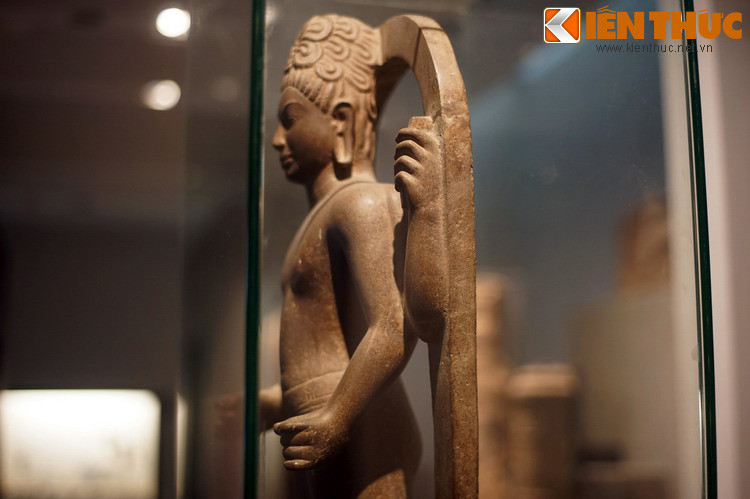 Ngài còn từ bi hóa thành thân thành những loài phi nhân như Rồng, Dạ xoa, Khẩn na la... để hộ trì và cứu khổ tùy theo tiếng sự khẩn cầu của từng loài. Vì thế, ngài mang danh hiệu Bồ tát Quan Thế Âm, có nghĩa là: Quán sát tiếng kêu than cầu cứu của mọi chúng sanh để tìm đến cứu giúp.