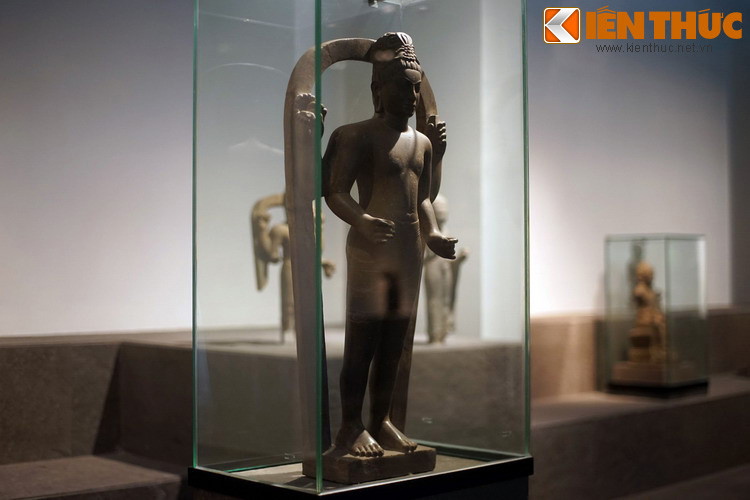 Vì sao bức tượng này thể hiện Bồ tát Quan Thế Âm như một người đàn ông chứ không phải phụ nữ? Trên thực tế, ở Nam Á thời cổ, tượng Bồ tát Avalokitesvara thường là người nam.