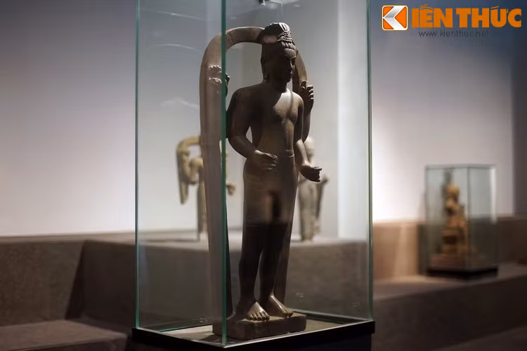 Vì sao bức tượng này thể hiện Bồ tát Quan Thế Âm như một người đàn ông chứ không phải phụ nữ? Trên thực tế, ở Nam Á thời cổ, tượng Bồ tát Avalokitesvara thường là người nam.