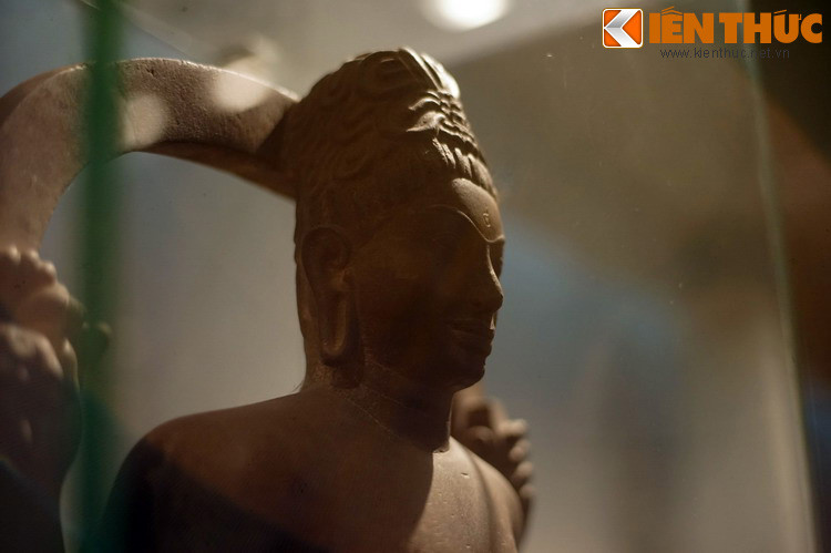 Theo kinh điển Phật Giáo, Avalokitesvara hay Bồ tát Quan Thế có vô số ứng thân hiện diện khắp nơi. Nếu nơi nào có người mong Phật ra đời thì ngài hóa ra Phật để thuyết pháp. Nơi nào mong có Bồ tát thì ngài thể hiện thân Bồ tát.