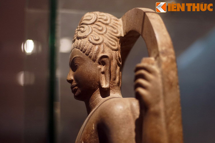 Có nhiều quan điểm khác nhau lý giải sự chuyển hóa giới tính của Bồ tát Quan Thế Âm. Theo hòa thượng Thích Thanh Từ, sở dĩ Bồ tát hiện thân nữ vì ngài muốn nói lên tình thương chân thành tha thiết nhất trong con người mà không tình thương nào bằng tình mẹ thương con.