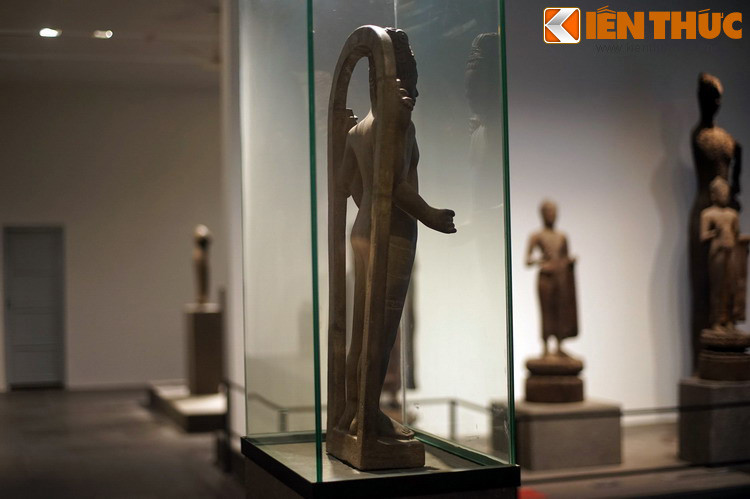 Theo dòng Phật giáo Đại thừa, Bồ tát hóa thành một người phụ nữ, và quan niệm này đã ăn sâu vào các nền văn hóa Đông Á.