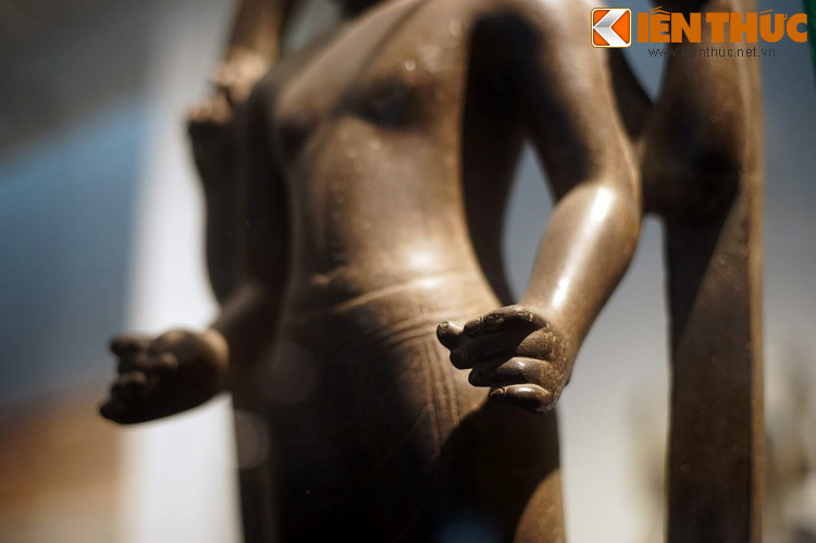 Hai tay trước của tượng nắm lại, có thể là để cầm các vật phẩm rời đã thất lạc theo thời gian.