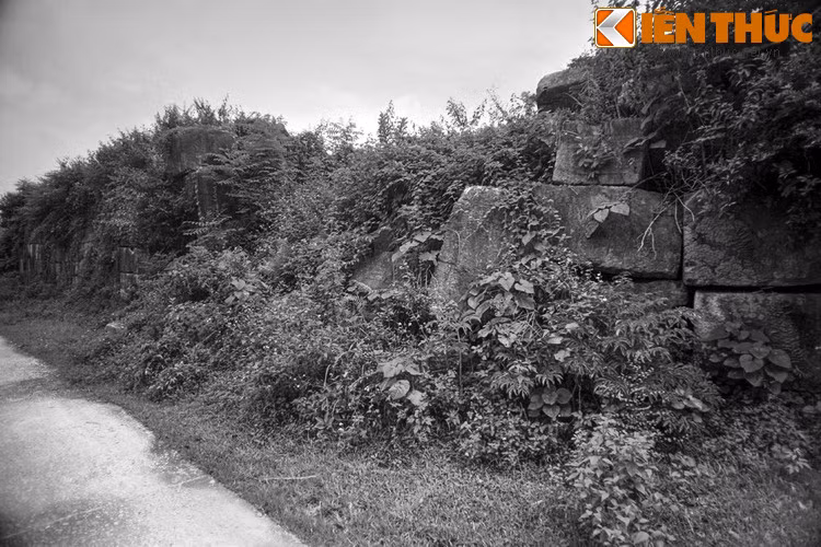 Tại đây, các chuyên gia đã tìm thấy nhiều khối đá có hình dạng, kích thước rất vuông vắn, tương đồng với các phiến đá tại thành nhà Hồ. Chúng được ghè, đẽo hết sức công phu, dấu vết đục đá vẫn còn khá rõ.