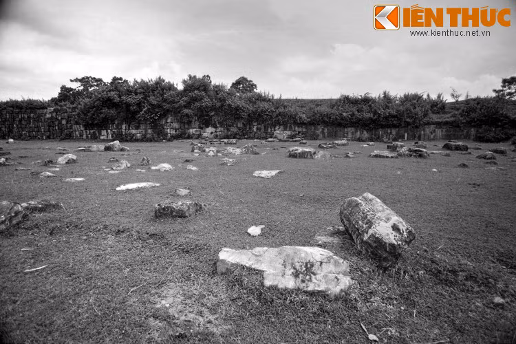 Từ công trường khai thác đá này, các phiến đã được đưa về để xây thành như thế nào? Đến đây, các nhà nghiên cứu đã đưa ra hai giả thuyết.