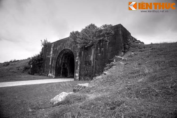 Đến tháng 7/2011, những bí ẩn trên được hé mở đôi chút khi các chuyên gia khảo cổ phát hiện ra một trong những công trường khai thác đá cổ để xây thành nhà Hồ ở núi Phù Lưu, cách cổng phía Bắc của thành khoảng 2 km.