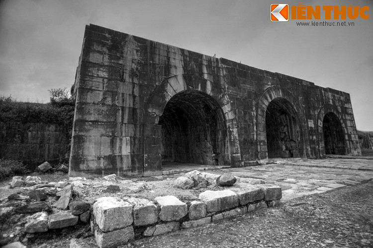 Tọa lạc ở xã Vĩnh Long, huyện Vĩnh Lộc, tỉnh Thanh Hoá, thành nhà Hồ (còn gọi là thành Tây Đô) là đá có quy mô lớn hiếm có ở Đông Nam Á. Xung quanh tòa thành đã được UNESCO công nhận là Di sản văn hóa thế giới này còn nhiều bí ẩn bí ấn chưa được giải mã.