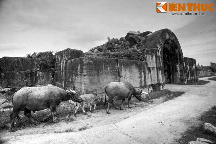 Về nghệ thuật xây thành, đã có rất nhiều giả thuyết được đưa ra, trong đó có cả ý kiến cho rằng thành nhà Hồ đã được xây dựng theo cách thức tương tự như người Ai Cập cổ đại xây kim tự tháp. Dù vậy, tất cả chỉ dừng lại ở giả thuyết mà thôi.