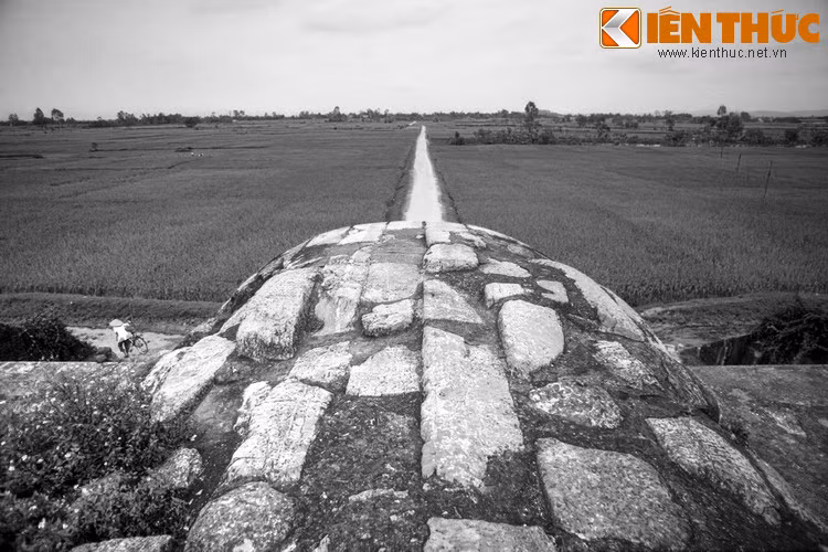 Khi vận chuyển dùng sức trâu, bò kéo đá trên những con lăn. Những tảng đá lớn nhất thì được kéo bằng sức voi. Di tích con đường vận chuyển đá vẫn còn ở xã Vĩnh Tiến.