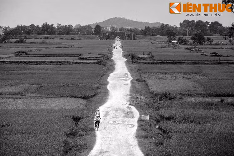 Giả thuyết thứ hai dựa trên một giai thoại được lưu truyền ở vùng Vĩnh Lộc. Theo đó, người xưa đã xây dựng một con đường lát bằng đá để vận chuyển đá từ nơi khai thác về thành.