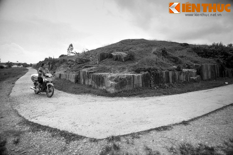 Một là dựa theo tên các địa danh Bến Đá và Cống Đá, thì đá đã được vận chuyển từ núi Phù Lưu xuống sông Mã đưa lên bè và chở xuôi dòng xuống Bến Đá, từ đây đá được vận chuyển theo Cống Đá để đến công trường xây thành.