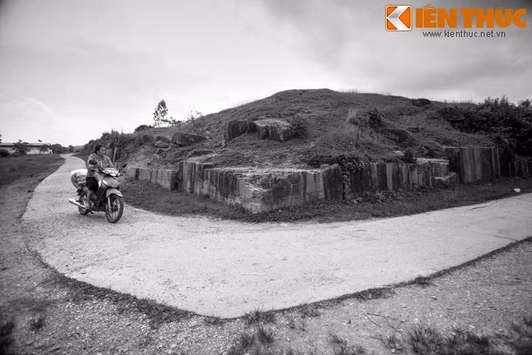 Một là dựa theo tên các địa danh Bến Đá và Cống Đá, thì đá đã được vận chuyển từ núi Phù Lưu xuống sông Mã đưa lên bè và chở xuôi dòng xuống Bến Đá, từ đây đá được vận chuyển theo Cống Đá để đến công trường xây thành.