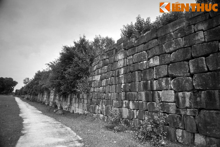 Nhiều đợt nghiên cứu, khảo cổ xung quanh khu vực thành nhà Hồ đã được tiến hành. Dù vậy trong suốt nhiều thập niên, các nhà nghiên cứu vẫn chưa trả lời được nhiều câu hỏi xung quanh cách thức cha ông ta xây dựng tòa thành cổ kỳ vĩ ở xứ Thanh.