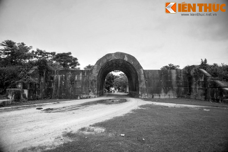 Đó là các câu hỏi như: Cha ông ta đã làm thế nào để gọt đẽo các khối đá vuông vắn nặng hàng chục tấn? Làm cách này để xếp các khối đá lên nhau thành tường thành? Làm thế nào để xếp các khối đá khổng lồ theo hình múi cam tạo thành 4 cổng chính với độ chính xác đáng kinh ngạc?...