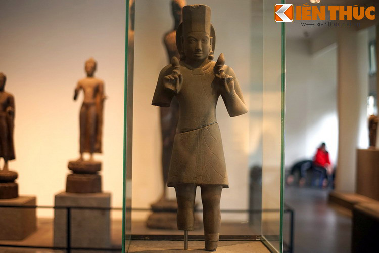 Được tìm thấy năm 1928 trong khu vườn của một người dân ở Ba Thê, Long Xuyên (nay là tỉnh An Giang), tượng thần Surya Ba Thê là một trong những hiện vật quý giá nhất của nền văn hóa Óc Eo từng được phát hiện.