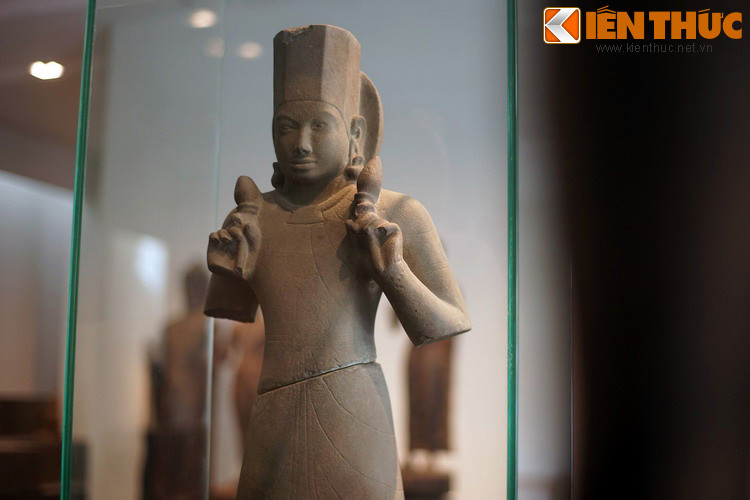 Tên gọi thần Surya có gốc từ “Sur” hoặc “Svar”, tức là “nguồn sáng của vũ trụ”, không chỉ rọi sáng những vật thể bên ngoài, mà còn chiếu soi vào thế giới tâm linh, siêu hình và sâu thẳm.