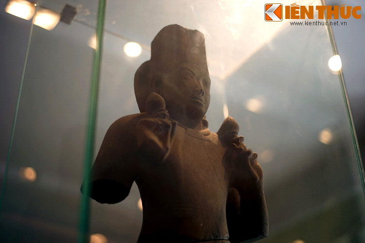 Theo kinh Vệ Đà của Ấn Độ, Surya là vị thần mặt trời, có vai trò như một trong những đấng sáng thế của vũ trụ. Thần Surya ngự trị thiên giới, cùng với thần lửa Agni (ngự trị mặt đất) và thần gió Vayu (ngự trị không trung) là ba vị thần có quyền tối tượng.