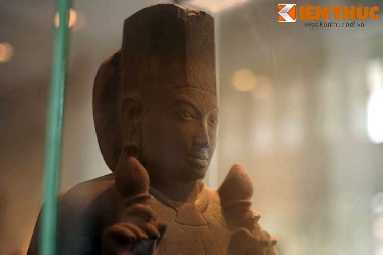 Trong các huyền thoại của Ấn Độ, thần Surya được miêu tả với vẻ ngoài nóng bỏng đến mức có thể làm người khác thương tổn, nhưng bên trong lại có một trái tim đằm thắm và thanh tịnh, hết lòng vì người mình yêu...