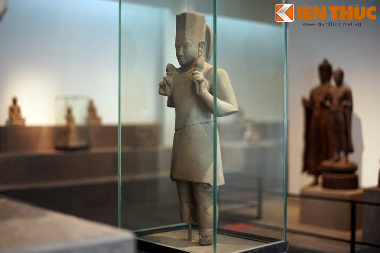 Tượng có niên đại vào khoảng thế kỷ 6-7 sau Công nguyên, được làm bằng đá sa thạch, có chiều cao 90 cm, rộng 38,8 cm, nặng 80 kg, thể hiện là một nam thần, trong tư thế đứng với tạo dáng hài hòa, cân đối, dáng vẻ sinh động.