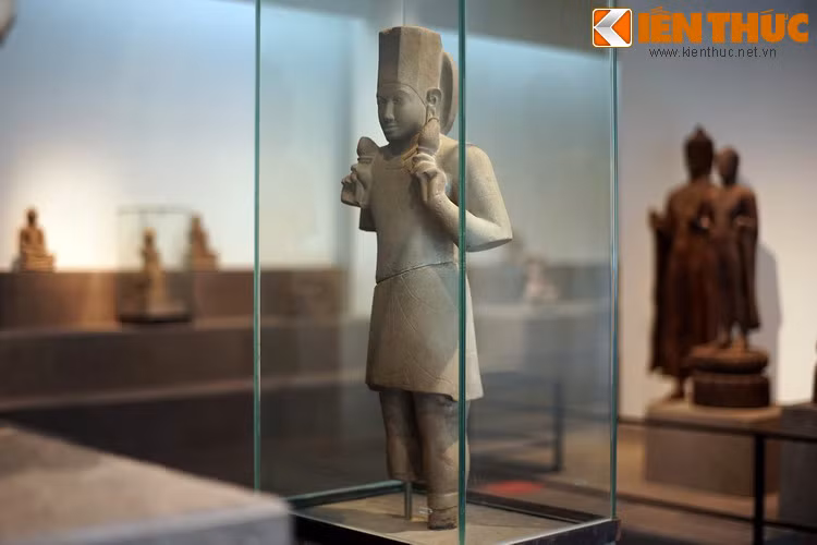 Tượng có niên đại vào khoảng thế kỷ 6-7 sau Công nguyên, được làm bằng đá sa thạch, có chiều cao 90 cm, rộng 38,8 cm, nặng 80 kg, thể hiện là một nam thần, trong tư thế đứng với tạo dáng hài hòa, cân đối, dáng vẻ sinh động.