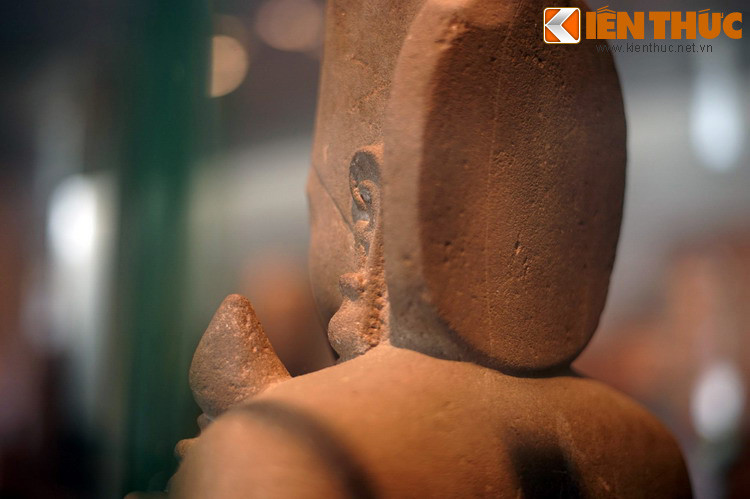 Phía sau đầu tượng có một vành tròn tượng trưng cho vầng thái dương, là tạo hình đặc trưng của các bức tượng thần Surya thời cổ.