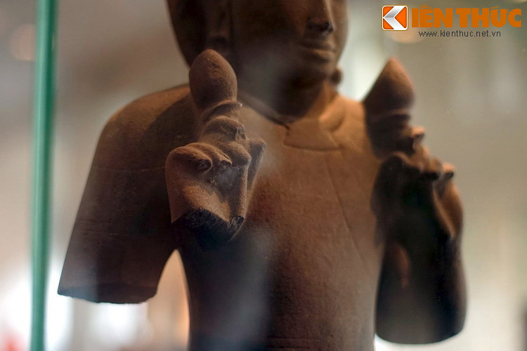 Hai tay tượng đưa ngang ngực, mỗi tay cầm một nụ sen, cổ tay có đeo trang sức.