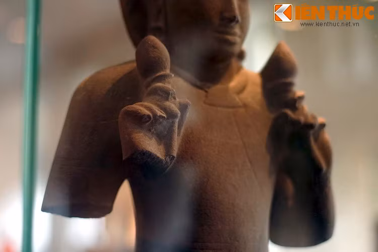 Hai tay tượng đưa ngang ngực, mỗi tay cầm một nụ sen, cổ tay có đeo trang sức.