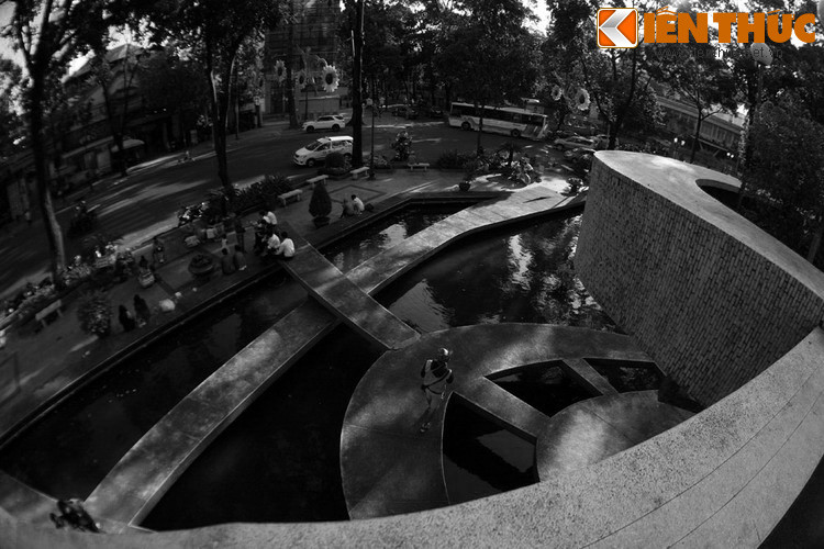 Do công trình có tượng ba binh sĩ Pháp bằng đồng nên người dân địa phương thường gọi khu vực này là Công trường Ba Hình. Đây chính là tên gọi đầu tiên của Hồ Con Rùa.