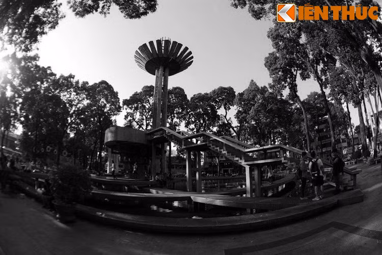 Tòa tháp cao 34 mét được xây dựng, gồm 5 cột bê tông cao tượng trưng 5 bàn tay xòe ra đón đỡ giống như các cánh hoa đón đỡ nhụy hoa. Quanh tháp là hồ nước hình bát giác lớn với bốn đường đi bộ xoắn ốc đồng hướng đến hình tượng con rùa bằng hợp kim đội trên lưng tấm bia đá lớn.