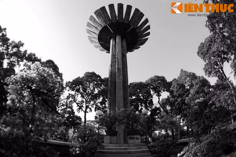 Dù vậy, nhưng người dân gọi Sài Gòn quen gọi đây là Hồ Con Rùa do hình tượng con rùa nổi bật giữa hồ. Như vậy, "Hồ Con Rùa" là tên gọi thứ tư của địa danh nổi tiếng này.