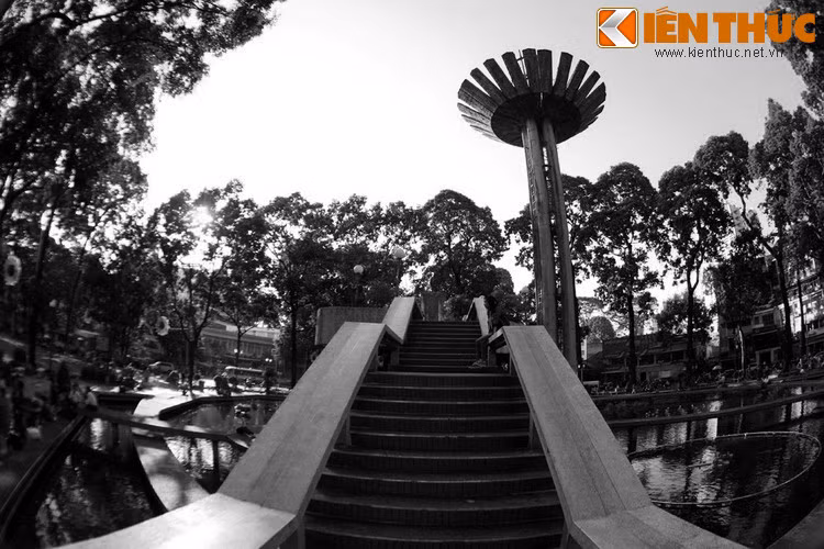 Sau khi công trình được hoàn thành, vào năm 1972 khu giao lộ này đổi tên thành Công trường Quốc tế. Đây là tên gọi thứ ba của Hồ Con Rùa.