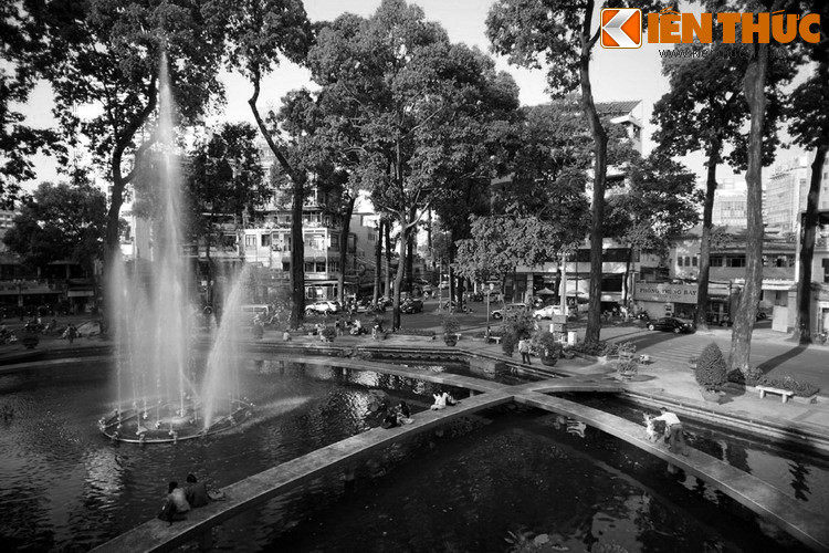 Do có cảnh quan đẹp, tập trung nhiều tiệm cà phê, hàng quán, lại nằm gần những địa điểm nổi tiếng như nhà thờ Đức Bà, Bưu điện Trung tâm, Dinh Độc Lập... mà ngày nay Hồ Con Rùa đã trở thành một điểm đến ưa thích của giới trẻ và khách du lịch ở TP HCM.