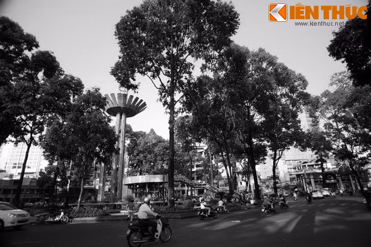 Ngược dòng thời gian, Hồ Con Rùa trước năm 1790 là vị trí cổng thành Khảm Khuyết của thành Bát Quái. Sau cuộc binh biến của Lê Văn Khôi, vua Minh Mạng cho phá huỷ thành này. Vào năm 1878, một tháp nước được xây tại vị trí cổng thành cũ để cấp nước uống cho cư dân trong vùng.