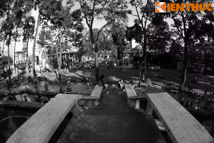 Cuối thập niên 1970, con rùa bị phá hủy trong một vụ nổ, nhưng cái tên Hồ Con Rùa thì vẫn được dùng theo thói quen. Về cơ bản, diện mạo Hồ Con Rùa không thay đổi nhiều kể từ thời điểm đó đến nay.