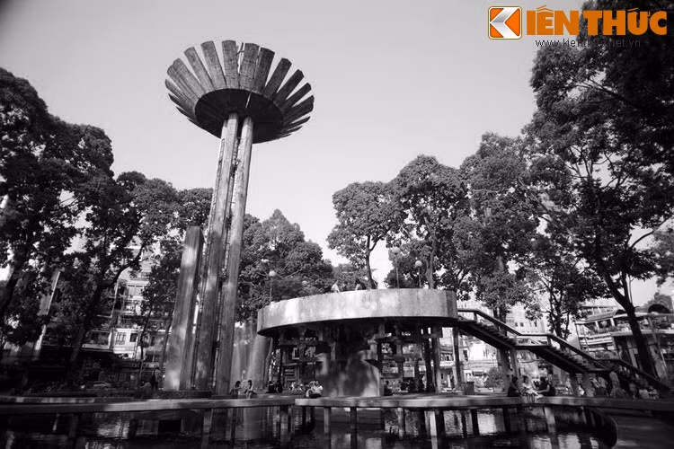 Vào năm 1964, trong một cuộc bạo loạn, sinh viên đã kéo đổ các tượng đồng của Pháp. Sau đó, tượng đài bị phá dỡ, và khu vực này được đổi tên thành Công trường Chiến sĩ Tự Do, hay Công trường Chiến sĩ. Đây là tên gọi thứ hai của Hồ Con Rùa.