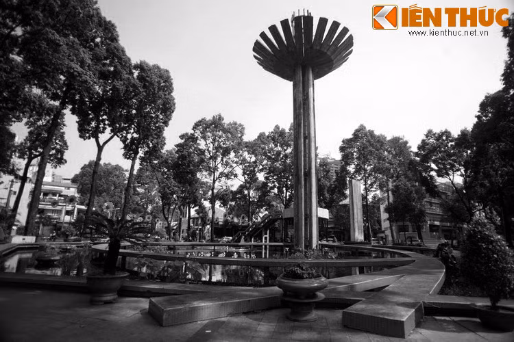 Sau khi tượng đài cũ được phá bỏ, Hồ Con Rùa bắt đầu được xây dựng theo thiết kế của kiến trúc sư Nguyễn Kỳ. Từ năm 1970, Hồ Con Rùa thực sự được trùng tu và chỉnh trang.