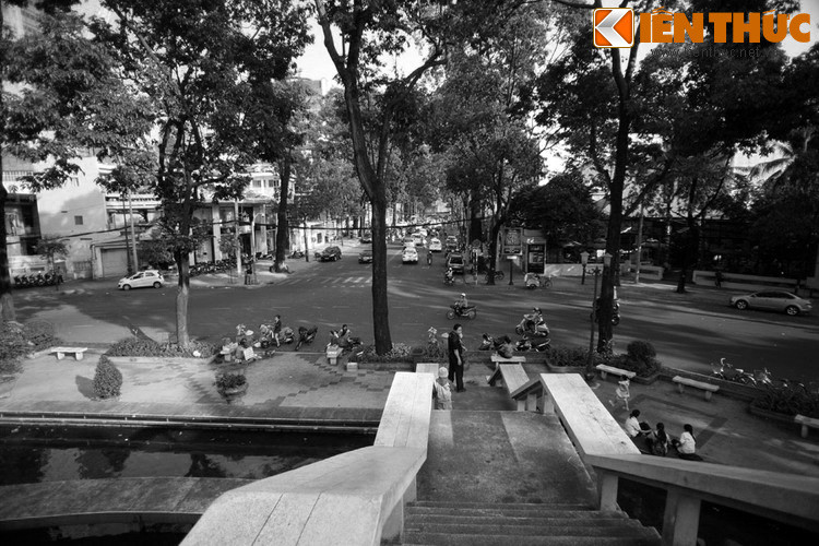 Đến năm 1921, tháp nước bị phá bỏ. Tại vị trí này, người Pháp đã cho xây dựng một bức tượng đài với hồ nước nhỏ như cách để đánh dấu cuộc xâm chiếm và biểu tượng của người Pháp làm chủ Đông Dương.