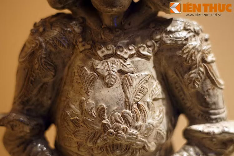 Trong các chùa Việt Nam có hai dạng tượng Hộ pháp phổ biến, thường được đặt thành cặp đối xứng nhau hai bên điện thờ, là hai vị Khuyến Thiện và Trừng Ác, dân gian hay gọi là ông Thiện và ông Ác.