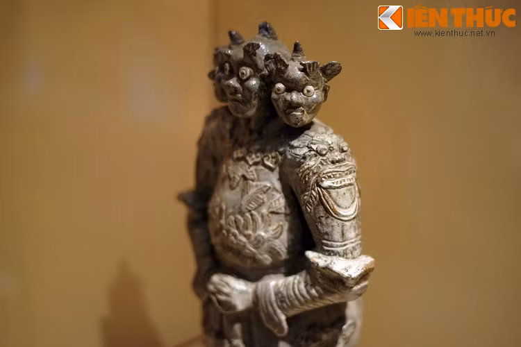 Trái với phần đầu như "người ngoài hành tinh", trang phục của Hộ pháp đúng "chuẩn" truyền thống, được tạo hình sắc nét đến từng chi tiết.