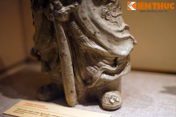 Hai vị này mặc trang phục như võ tướng, thân thể vạm vỡ, cầm khí giới để bảo vệ đạo pháp. Ông Thiện thường có mặt tô màu trắng, vẻ hiền lành, trong khi ông Ác có mặt đỏ trông như đang giận dữ.