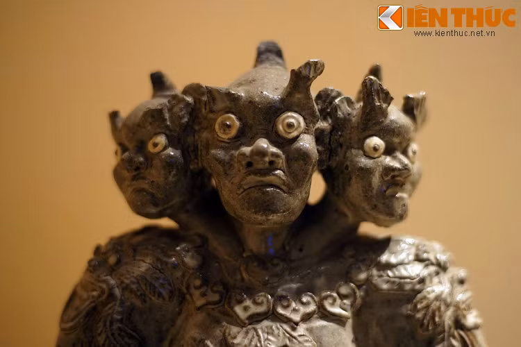 Mỗi chiếc đầu đều mang dáng vẻ cổ quái, không giống đầu người, với mắt tròn lồi, trên gờ mắt có hai sừng và đỉnh đầu có một sừng, gò má cao và nhô ra phía trước, mũi nở to...